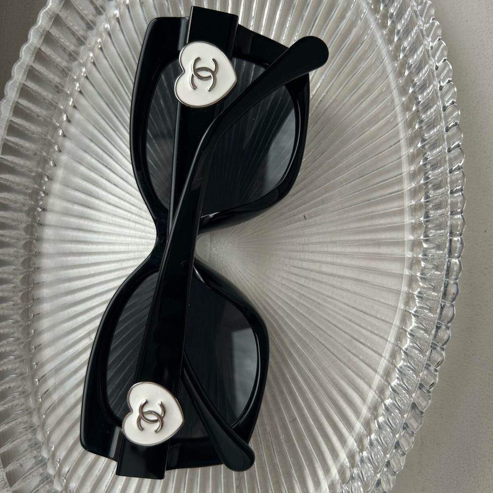 CHANEL Black Cat-Eye Sunglasses with Oversized Frames - Picture 6 of 9